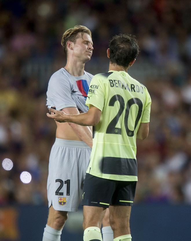 De Jong frente a Bernardo Silva durante el partido en favor de la lucha contra la ELA entre el FC Barcelona y el Manchester City.  