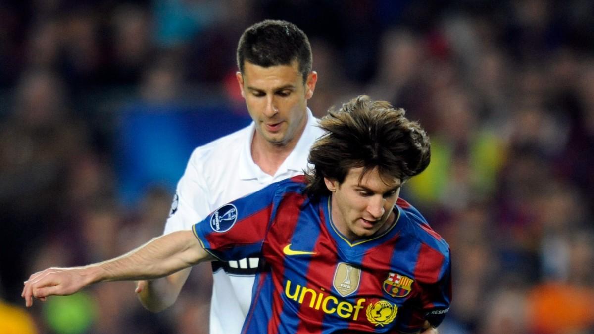 Motta lucha con Messi en un Barça-Inter