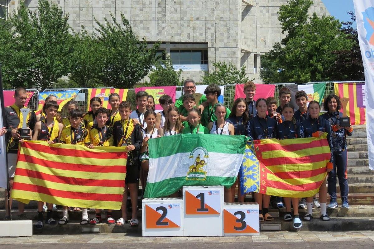 Arnau y Martín con el equipo infantil de la Selecció Valenciana en el tercer puesto del podio.