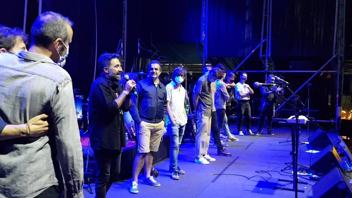 El vocalista de Gran Angular se dirige al público en Emerge Alicante