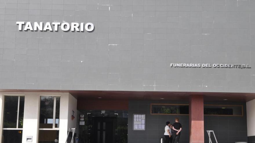 Familiares a la entrada del tanatorio de Jarrio.