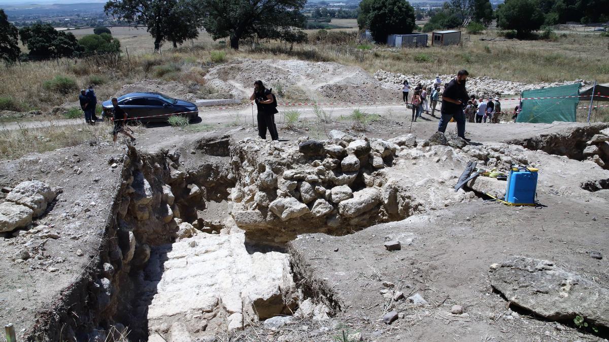 Trabajos arqueológicos en la Plaza de Armas de Medina Azahara