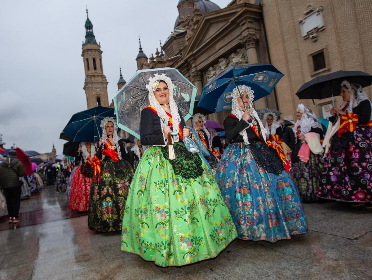 Las Hogueras se promocionan bajo la lluvia en Zaragoza Las Hogueras se promocionan bajo la lluvia en Zaragoza
