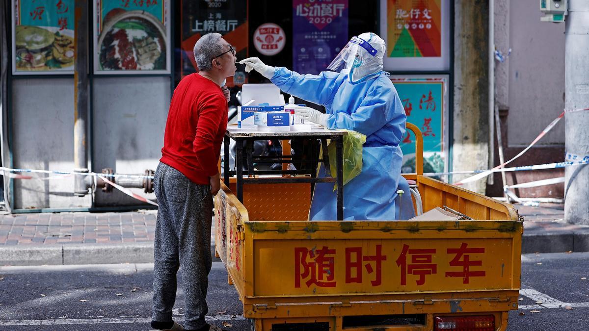 Un hombre se hace una PCR en Shanghái.