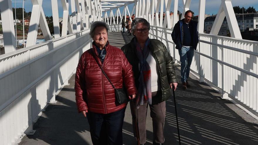 Los vecinos celebran la apertura de la pasarela de Pedralonga tras años de retrasos: “Nos la jugábamos a diario”