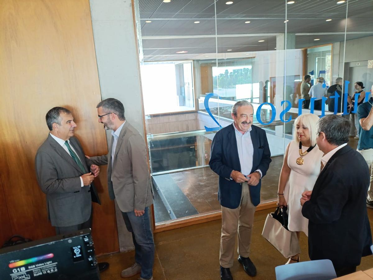 El consejero Juan María Vázquez y el delegado del Gobierno, Francisco Lucas, se saludan antes de la celebración del Consejo del Mar Menor.
