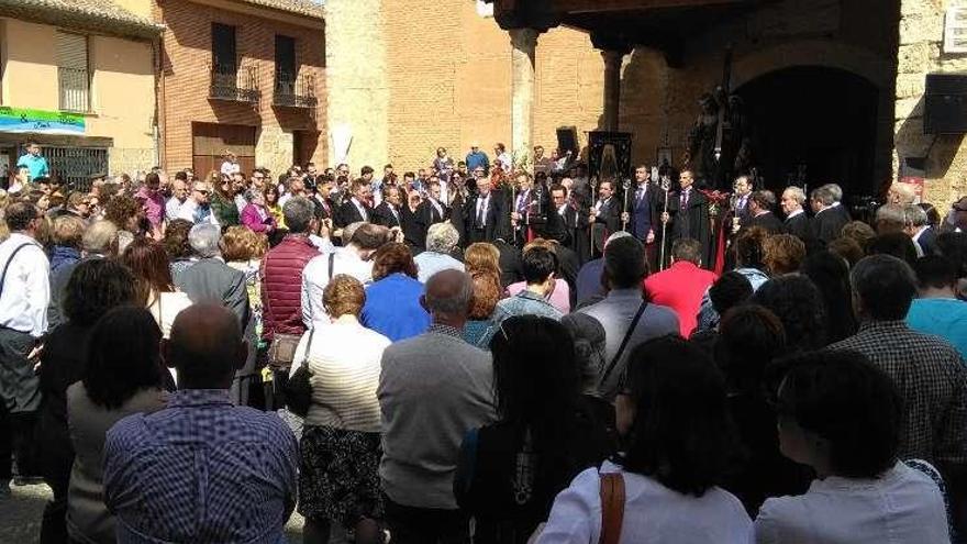 Decenas de personas asisten al acto de bendición de los conqueros.