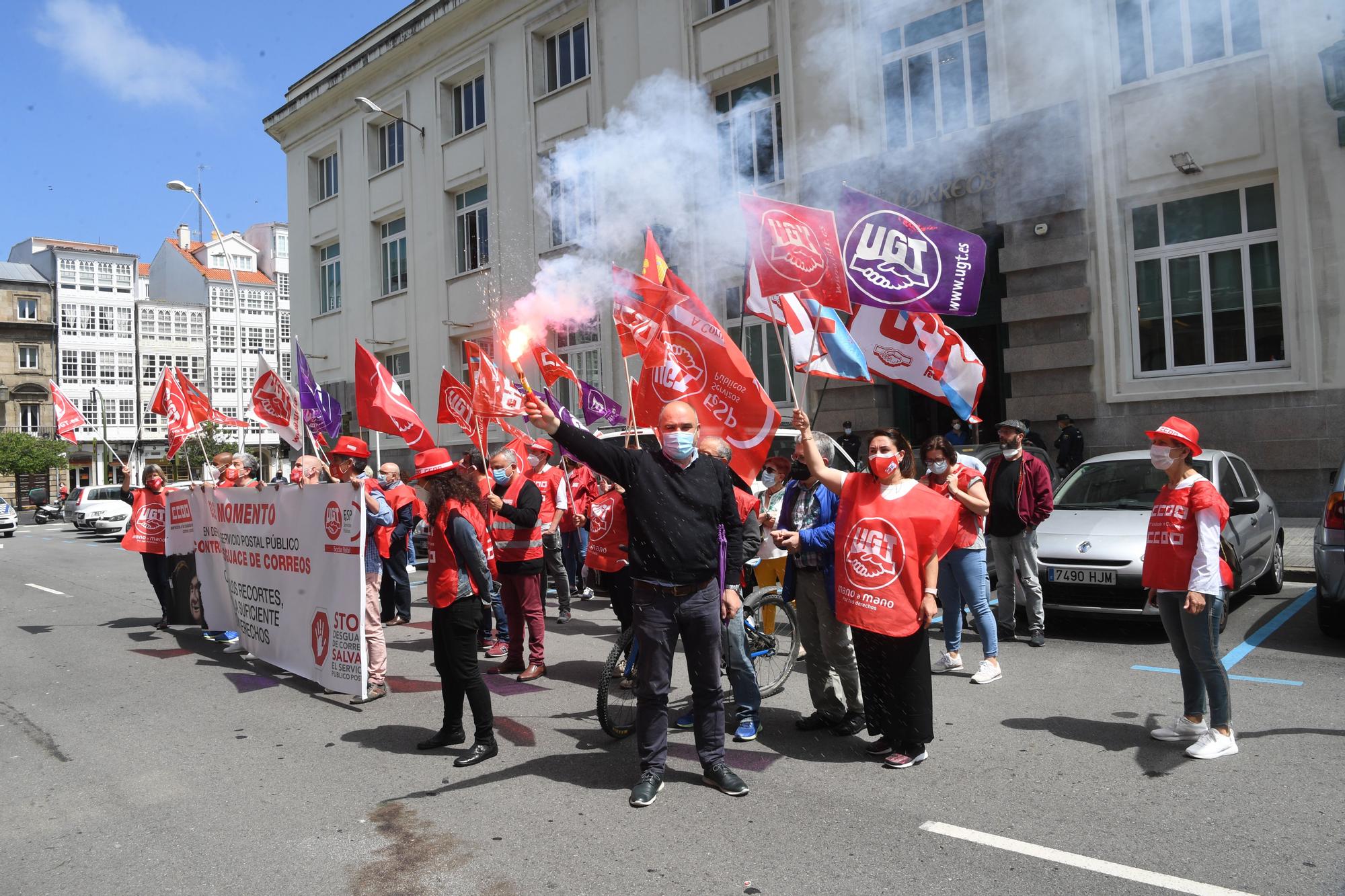 Unos 40 vehículos secundan una caravana contra "el desmantelamiento" de Correos