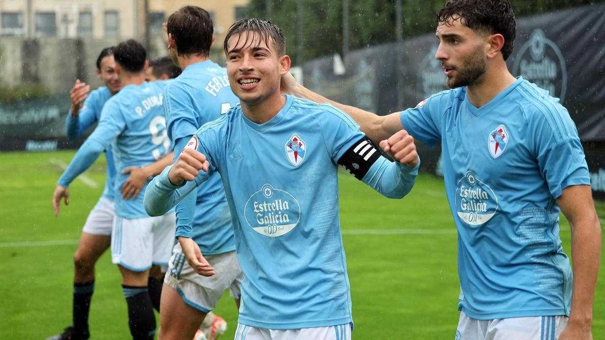 Raúl Blanco celebra el tercer gol del Celta Fortuna.