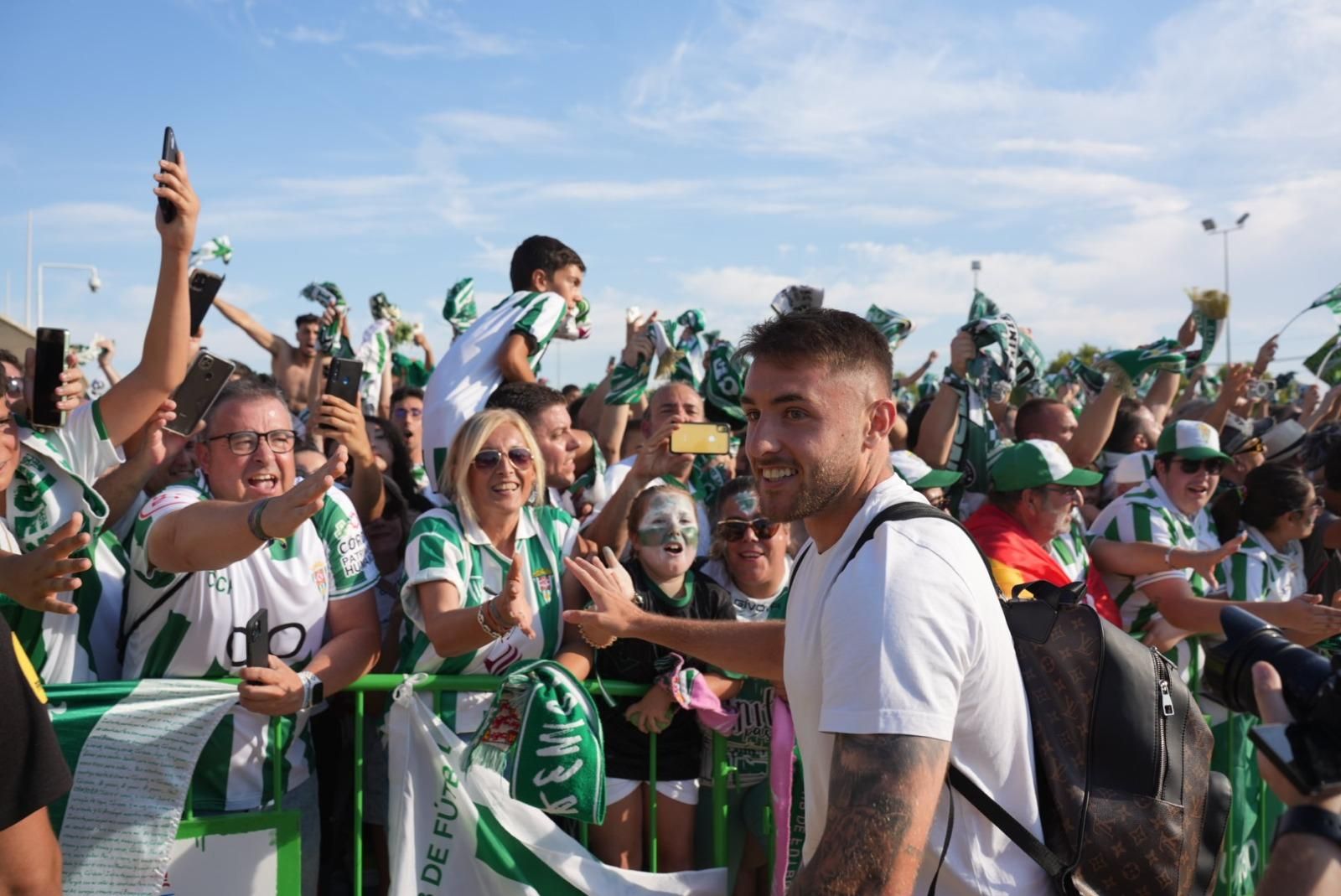 Así recibió la afición del Córdoba CF al autobús del equipo en El Arenal