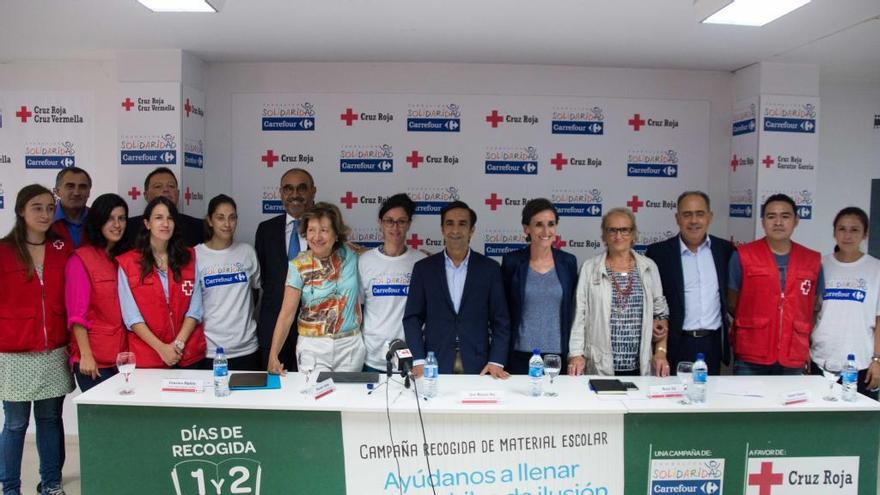 Imagen de la presentación de la campaña &#039;Vuelta al cole Solidaria&#039;  la sede de Cruz Roja en Santiago de Compostela