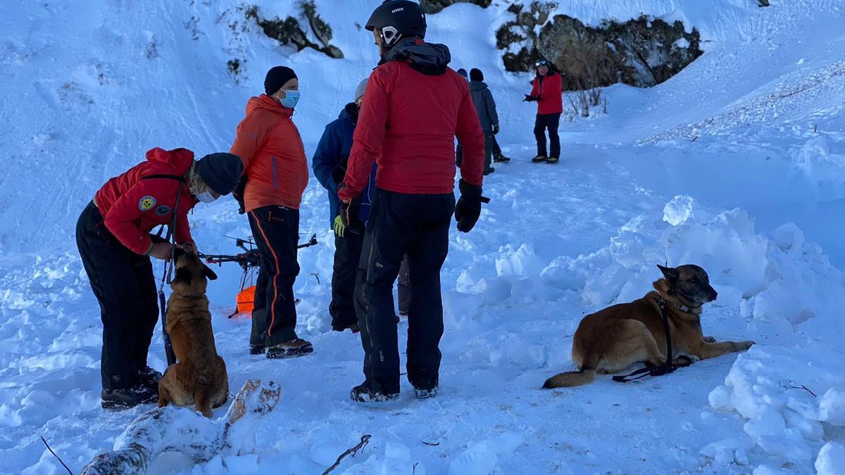 Buscan con perros al operario sepultado por la avalancha de San Isidro