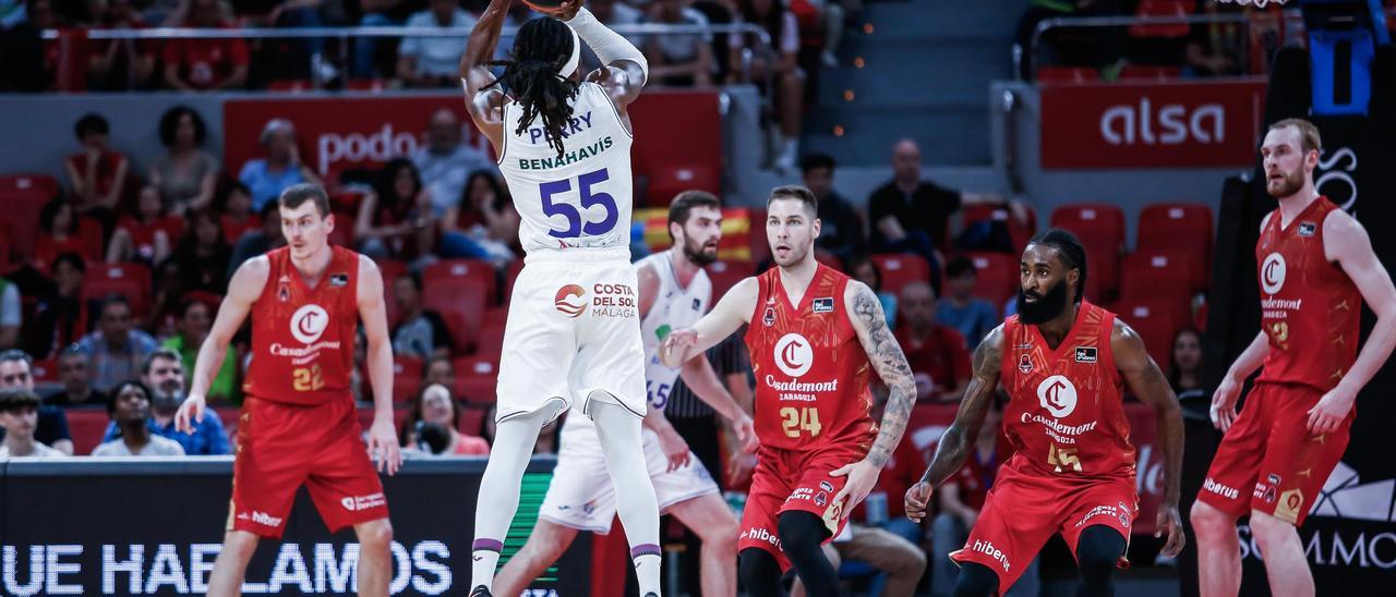 Perry lanza a canasta en el partido de este domingo contra el Casademont Zaragoza.