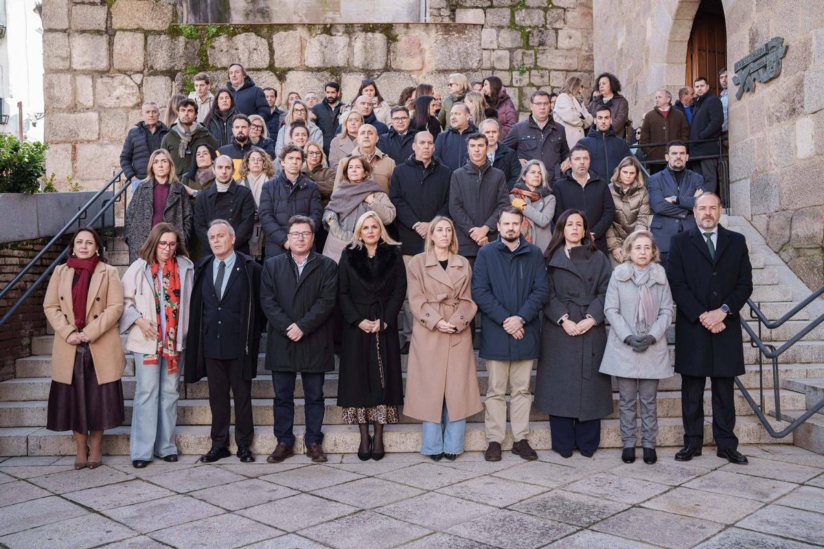 MERIDA. MINUTO SILECIO JUNTA DE EXTREMADURA ACCIDENTE TREN