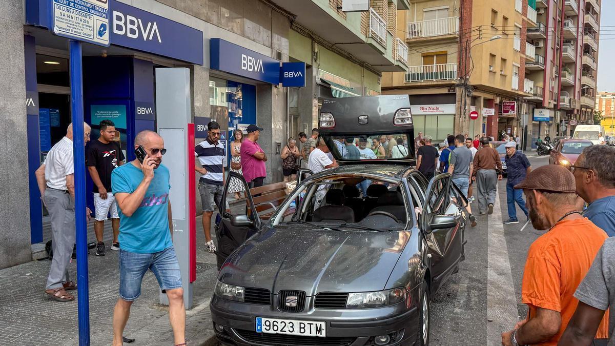 Cinco heridos por la explosión de un coche aparcado en Lleida.