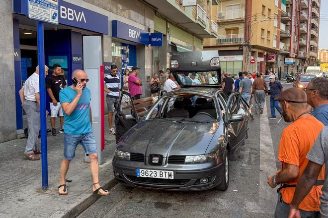Cinco heridos por una explosión en un coche aparcado en la calle en Lleida