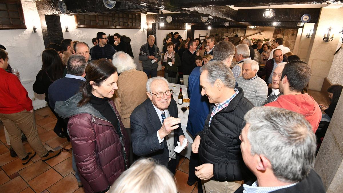 Arturo Pichel conversa con compañeros de partido en una cena de Navidad del PP.