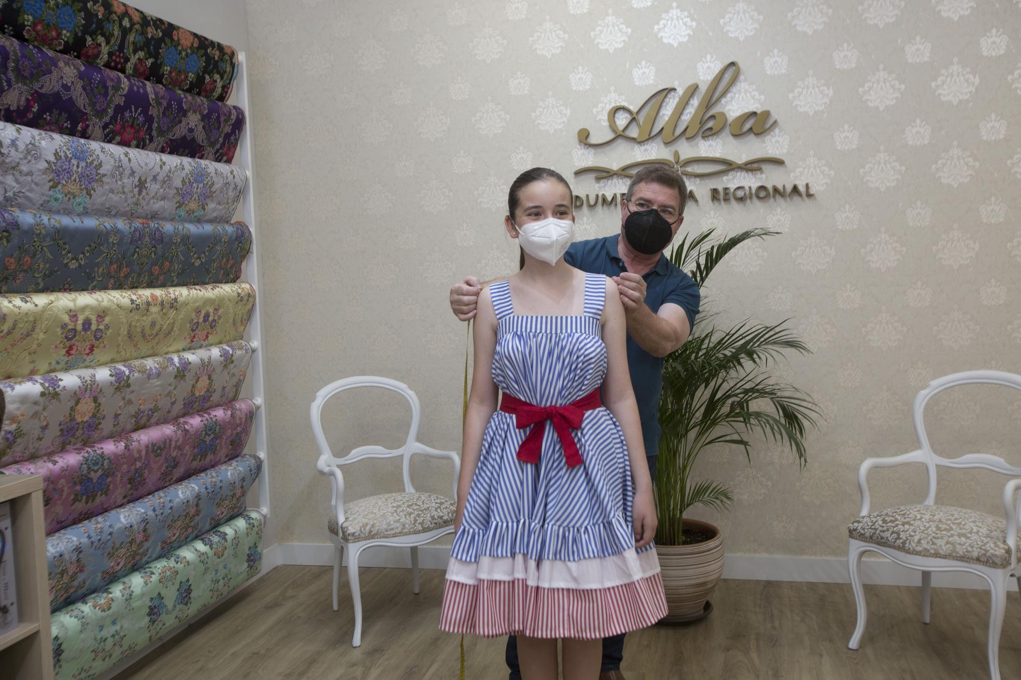 Toma de medidas a la Bellea del Foc Infantil y a sus damas