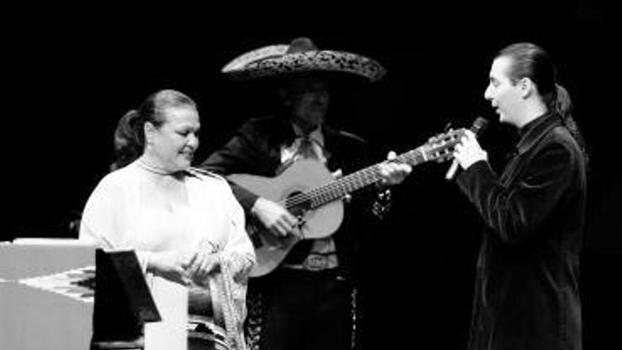 Gladys Mercado, a la izquierda, durante el concierto.