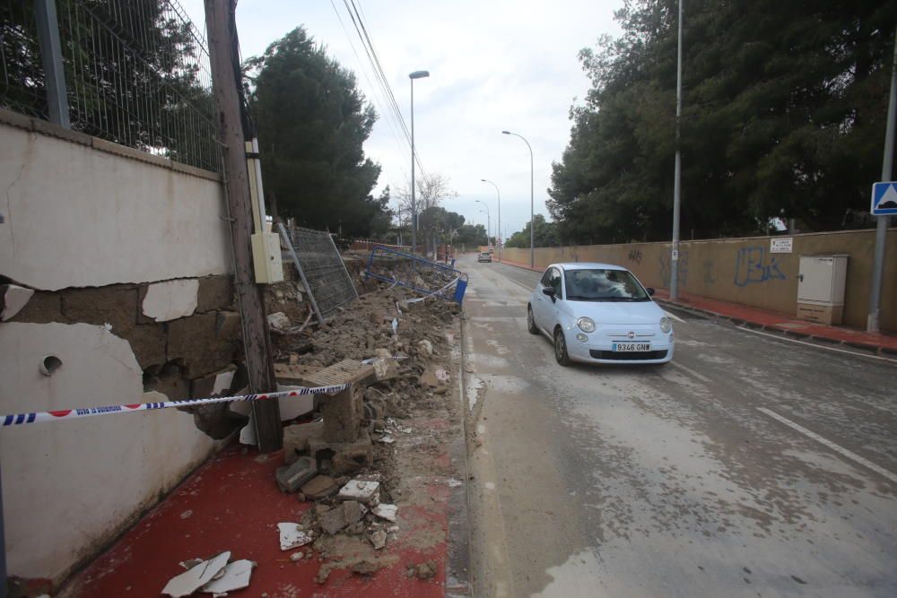 El muro caído en el colegio Aire Libre de Alicante