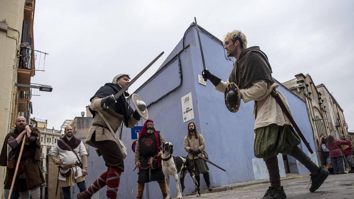 Els Mercenaris de l'Aixada són un grup de recreació històrica i saben lluitar amb espasa