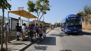 BARCELONA 25/08/2023 Barcelona Aglomeraciones de turistas en buses y paradas cercanas a una entrada del Park Güell y de camino a los búnkers del Carmel. Las paradas donde he visto que suben y bajan bastantes turistas son el par que hay en carretera del Carmel, entre el Club Natació Catalunya -aquí se acumulan muchos para bajar al salir del park Güell- y la calle Albert Llanas para ir. FOTO de RICARD CUGAT