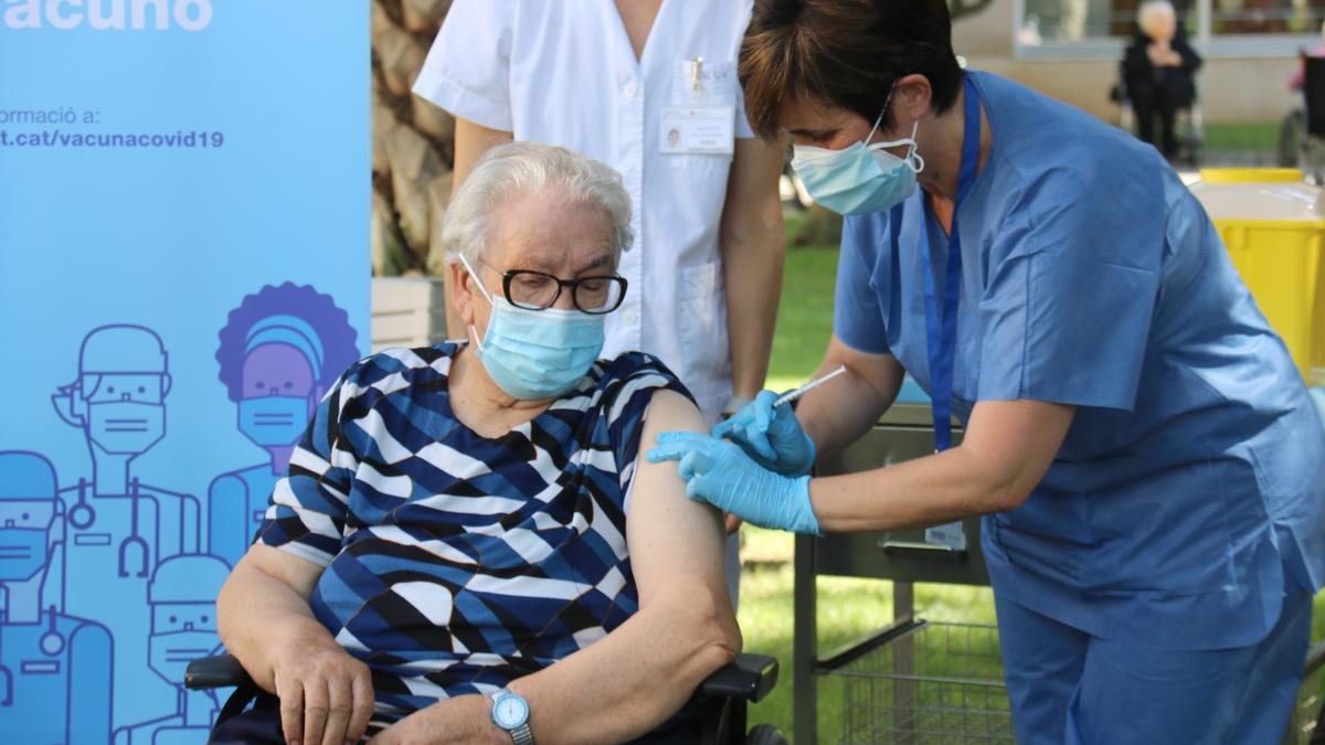 Josefa Pérez, la primera persona a Catalunya en rebre la tercera dosi de la vacuna contra la covid-19.