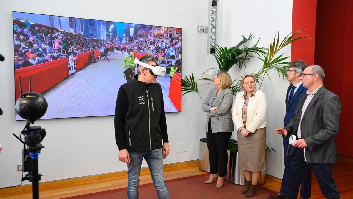 Demostración del uso de la realidad virtual en las procesiones, este lunes en el Palacio Consistorial de Cartagena.
