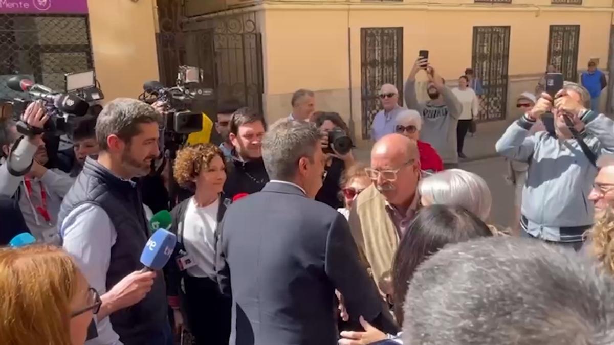 Mazón recibe cariño: "Aguante hasta el final, president. Que se jodan"