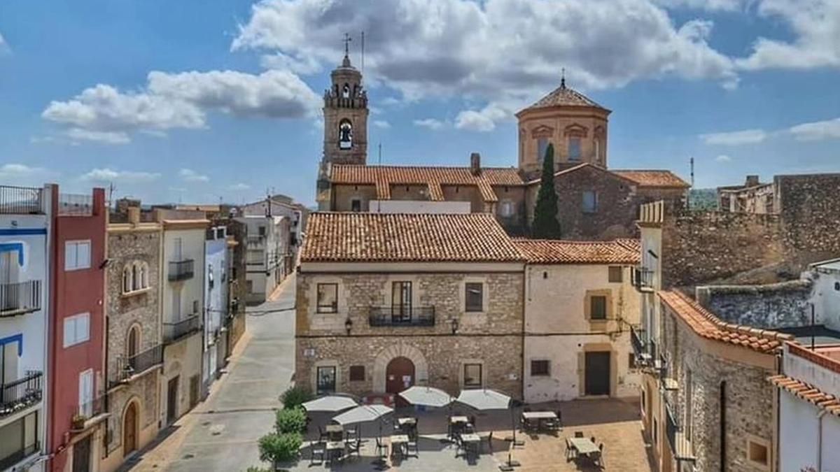 Este municipio se encuentra en la comarca del Baix Maestrat y cuenta con cerca de 1.000 habitantes.