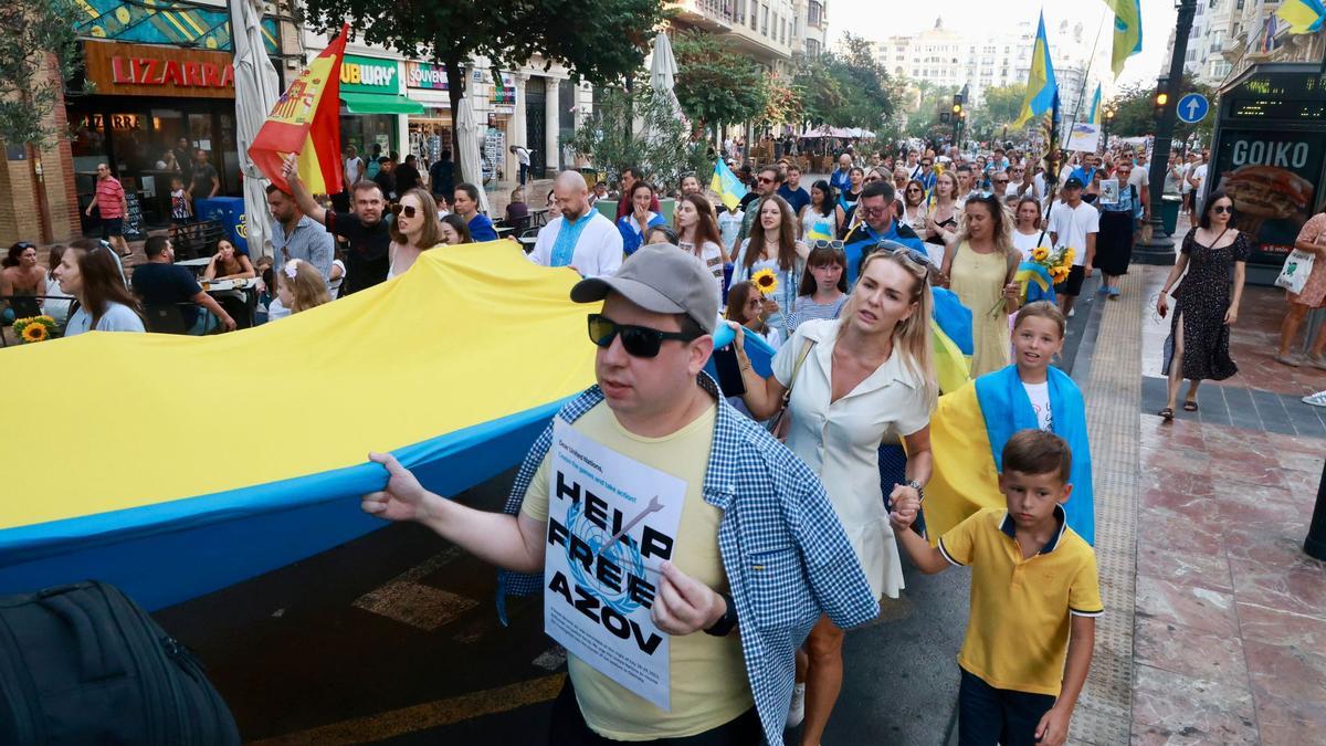 Guerra Ucrania: Cientos de ucranianos salen a la calle en València para ...