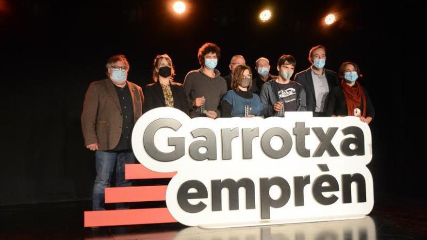 Foto de grup dels guardonats a la sala El Torín d’Olot. | AJUNTAMENT D’OLOT