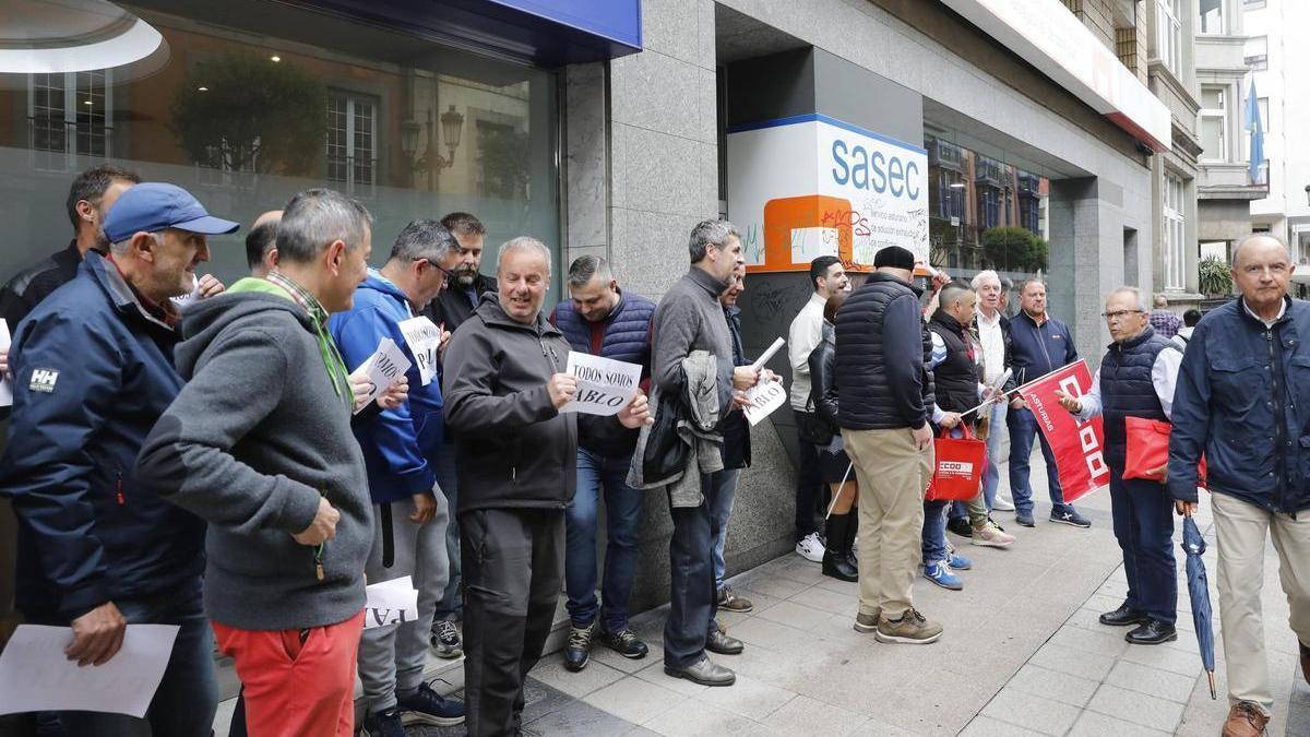 Trabajadores de los autobuses del Nalón, ante la sede del SASEC, durante la huelga.