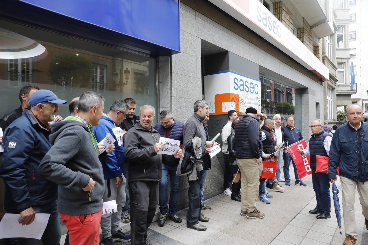 Trabajadores de los autobuses del Nalón, ante la sede del SASEC esta semana.