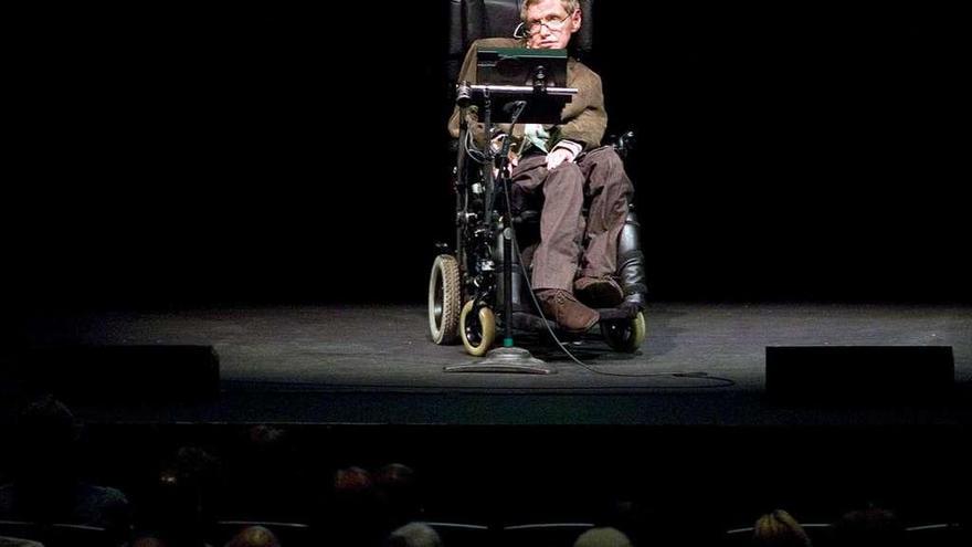 Stephen Hawking, durante una conferencia en Berkeley (EE UU) en 2007. // Reuters