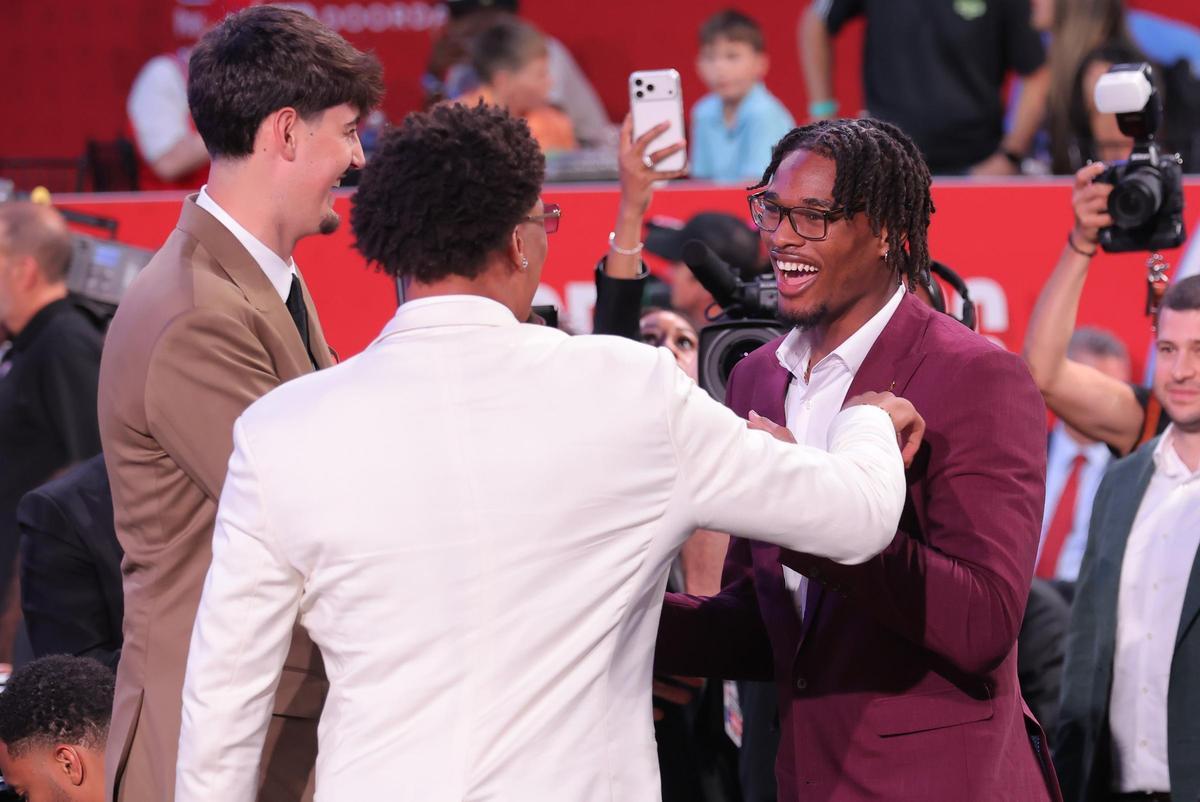 Aday Mara, Yaxel Lendebourg y Morez Johnson Jr., los tres jugadores de Michigan, en el draft.