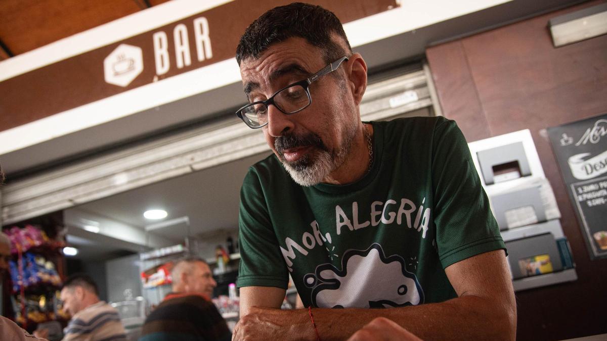 Vídeo: Mercado de La Abejera / Imagen: Miguel Báez regenta la cafetería Misa de 12 desde la apertura del mercado de La Abejera en 2014.
