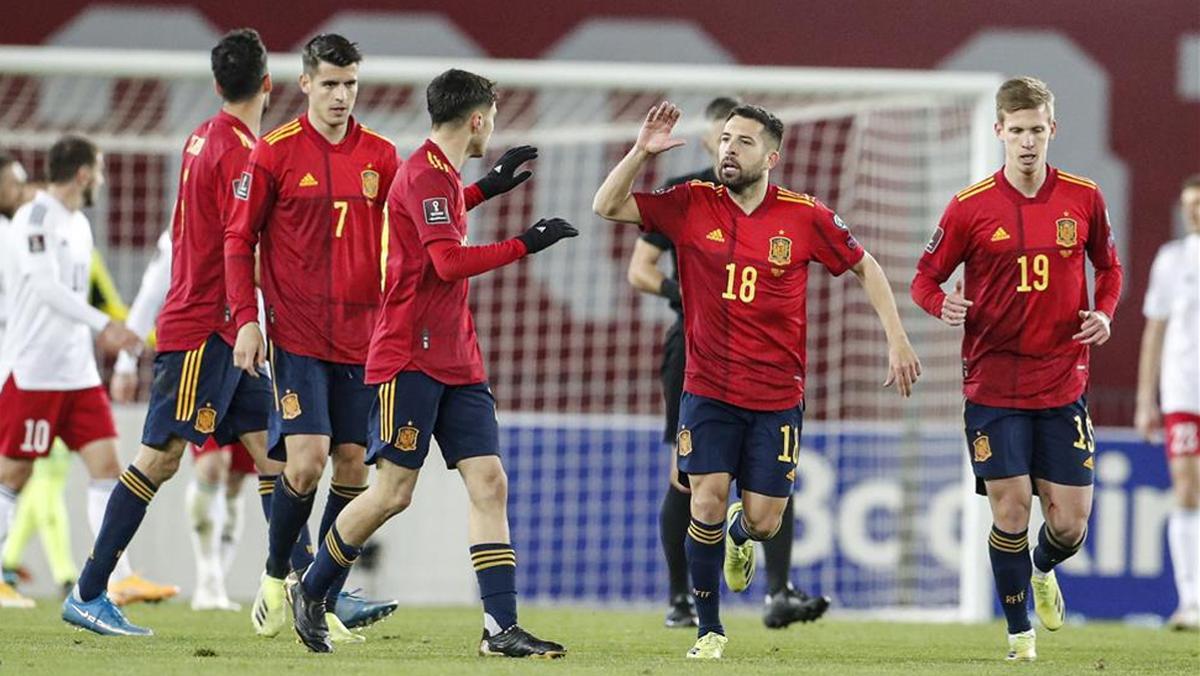 Jordi Alba y Pedri se felicitan tras el gol de Ferran Torres