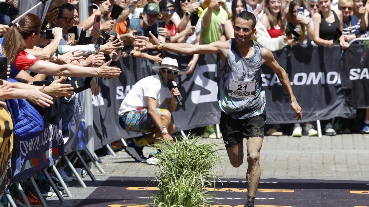 Elhousine Elazzoui llegando primero a meta en la Zegama-Aizkorri de 2025