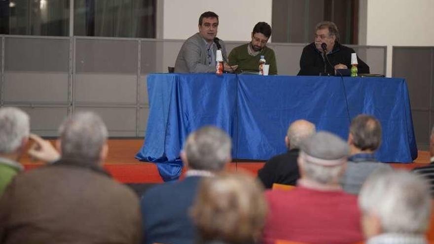 Por la izquierda, Javier Prado, Enrique Fernández y Manuel Turrado, en la reunión celebrada en Sotrondio.