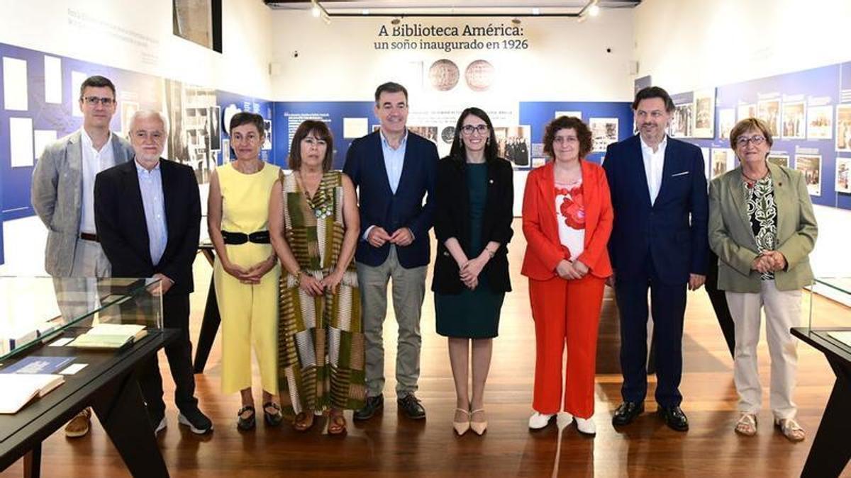 Autoridades participantes en el acto de inauguración de la muestra