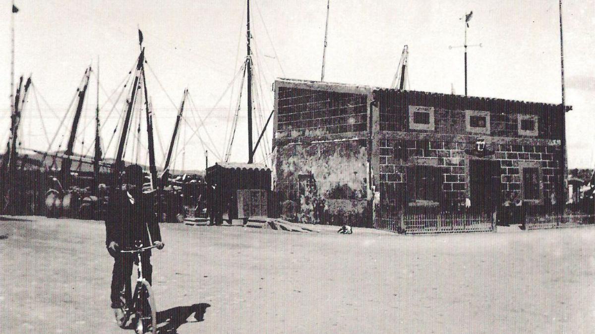 L&#039;antiga comandància de Marina d&#039;Eivissa, situat aproximadament on posteriorment s&#039;aixecà el monument als corsaris; aquest edifici fou cedit a l&#039;Ajuntament d&#039;Eivissa el 1915 per poder-lo enderrocar.