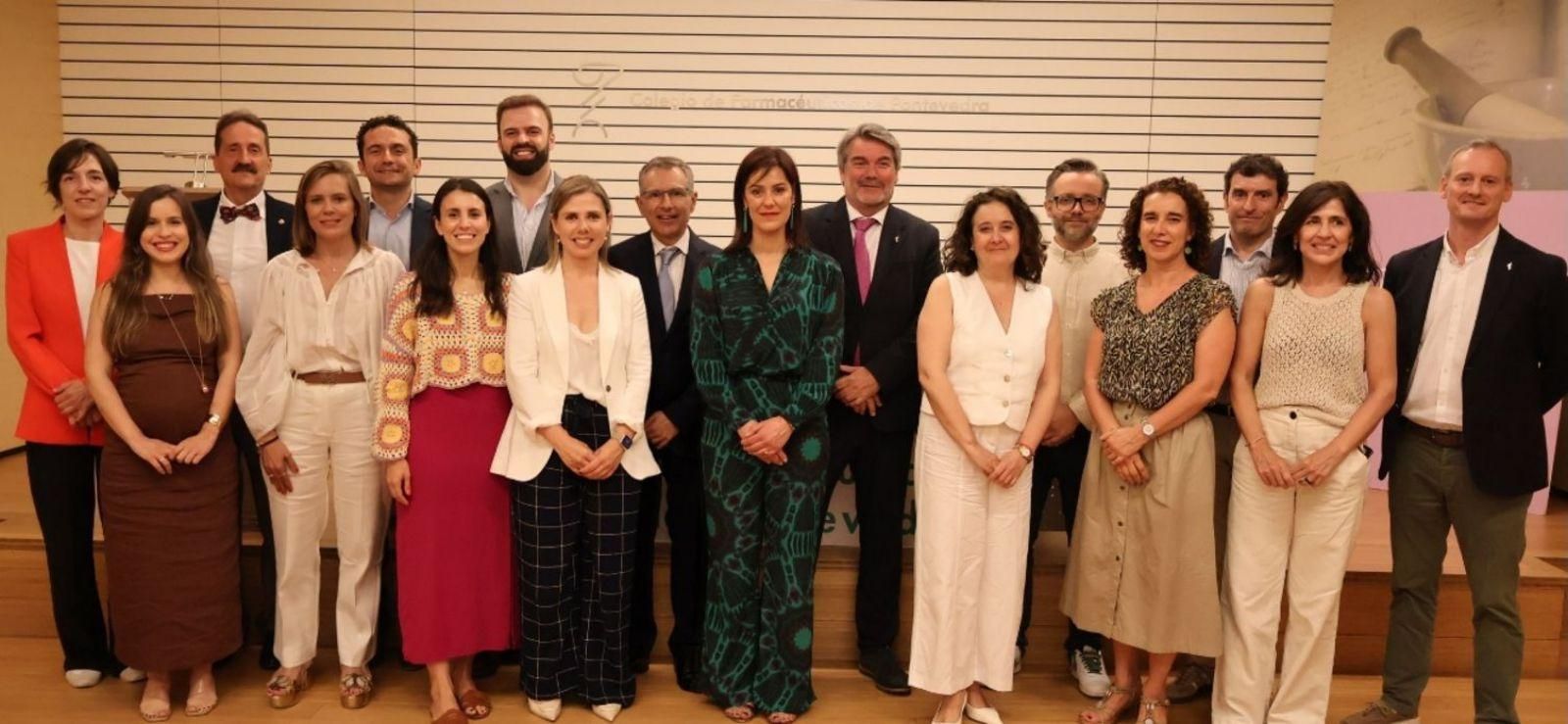 La presidenta (centro), con la junta (detrás, Fornos y Adrián Acuña, 2º y 6º por la izd.). | FdV