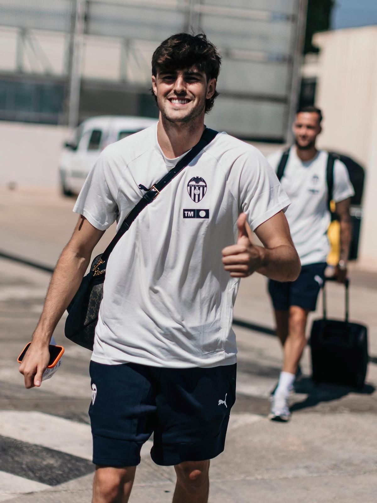 Javi Guerra, centrocampista del Valencia CF, inicia la pretemporada con ilusión