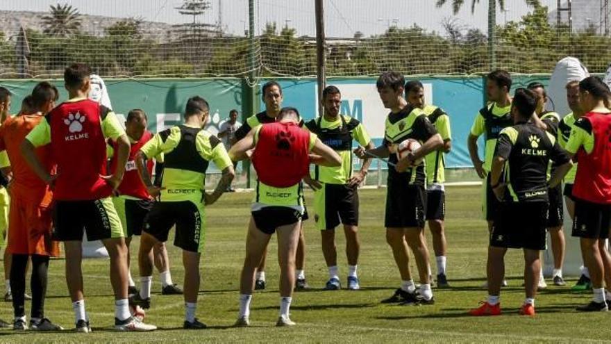 Pacheta, rodeado de jugadores, durante un entrenamiento de la temporada pasada en el campo anexo.