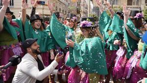 Pedida de mano durante la cabalgata de carnaval de Córdoba.