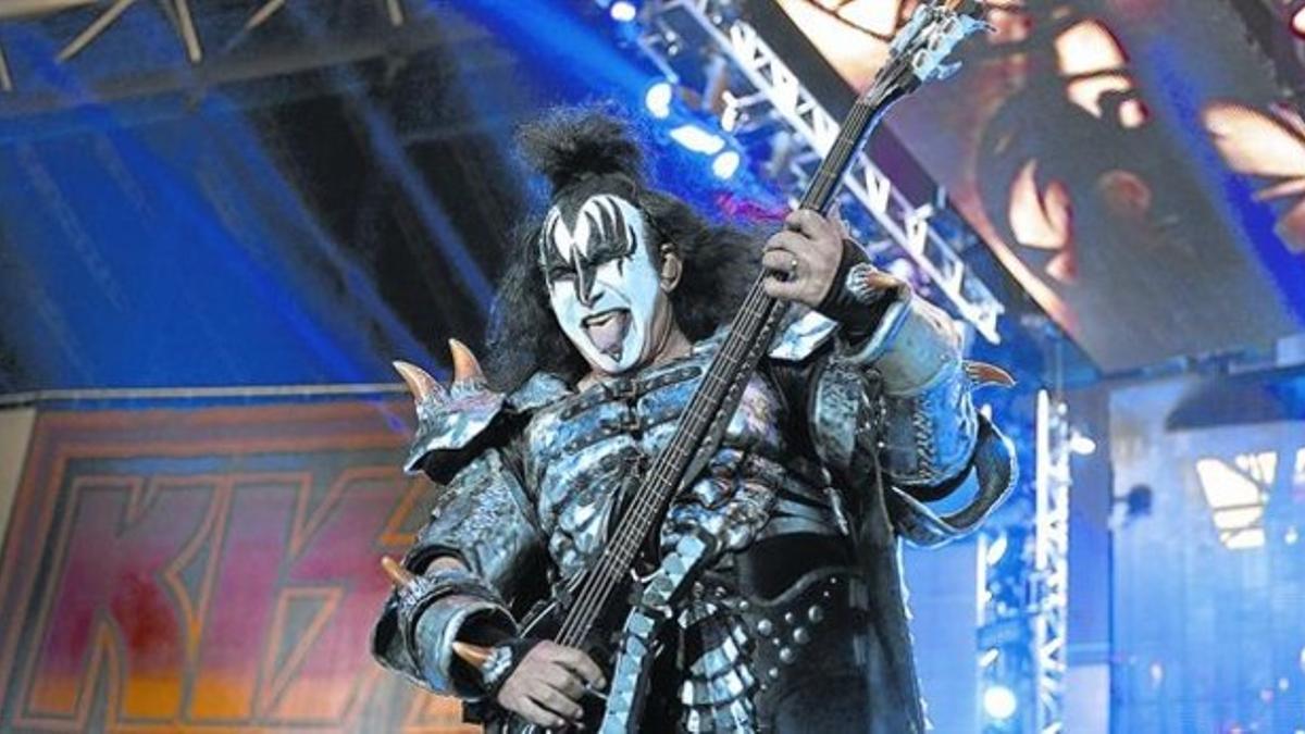 El bajista Gene Simmons enseña su famosa lengua, durante el concierto de Kiss en el Palau Sant Jordi.