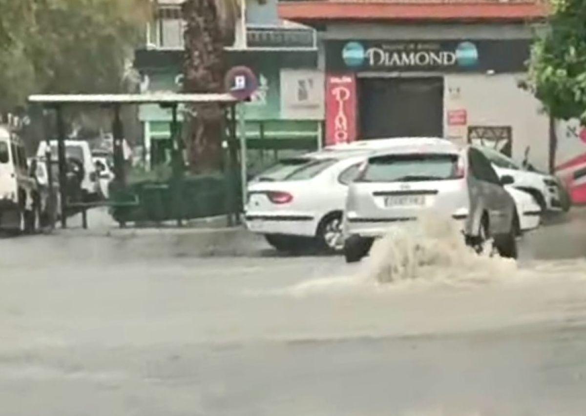 Varios vehículos circulan por una de las zonas anegadas.