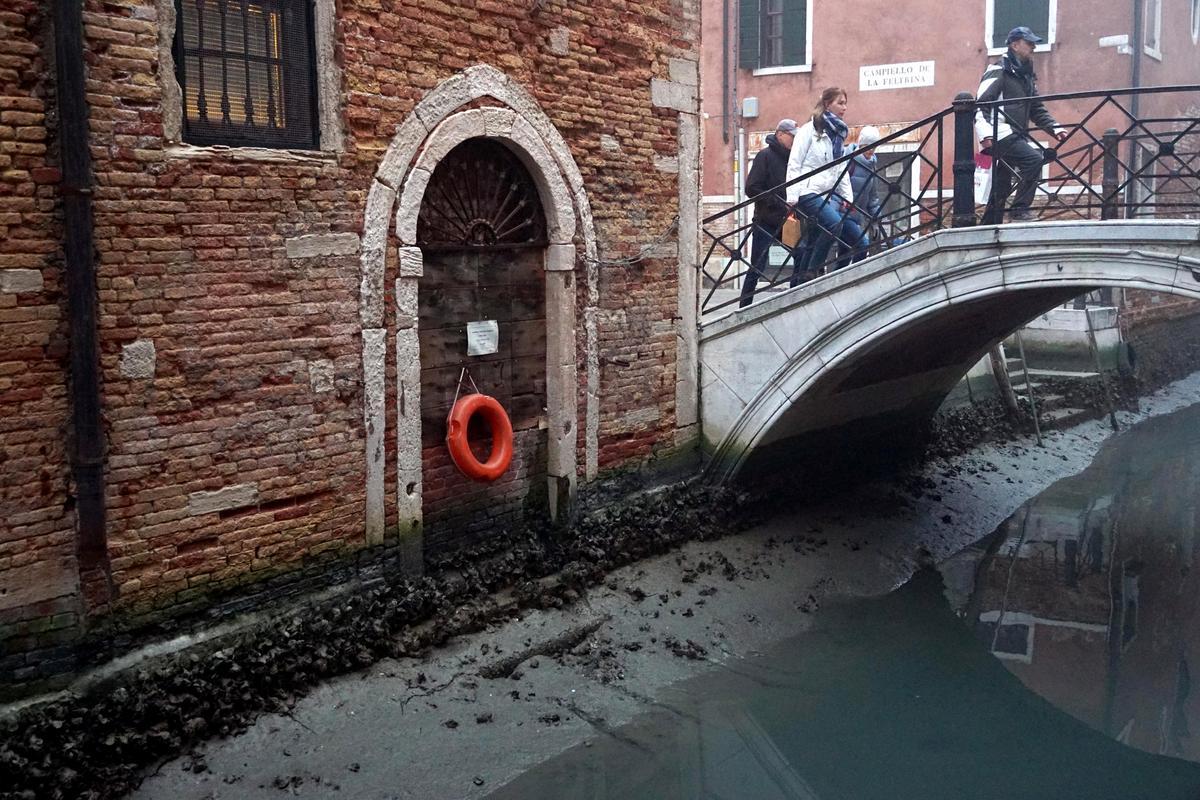 Venecia ha estado luchando durante muchos días con la marea baja, lo que está comenzando a crear serios problemas también para la navegabilidad.