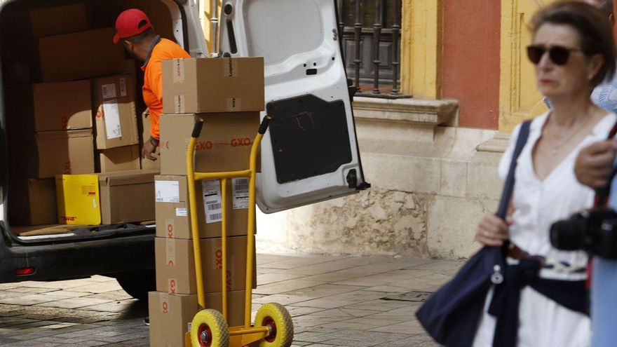 Un repartidor descargando en el Centro de Málaga.